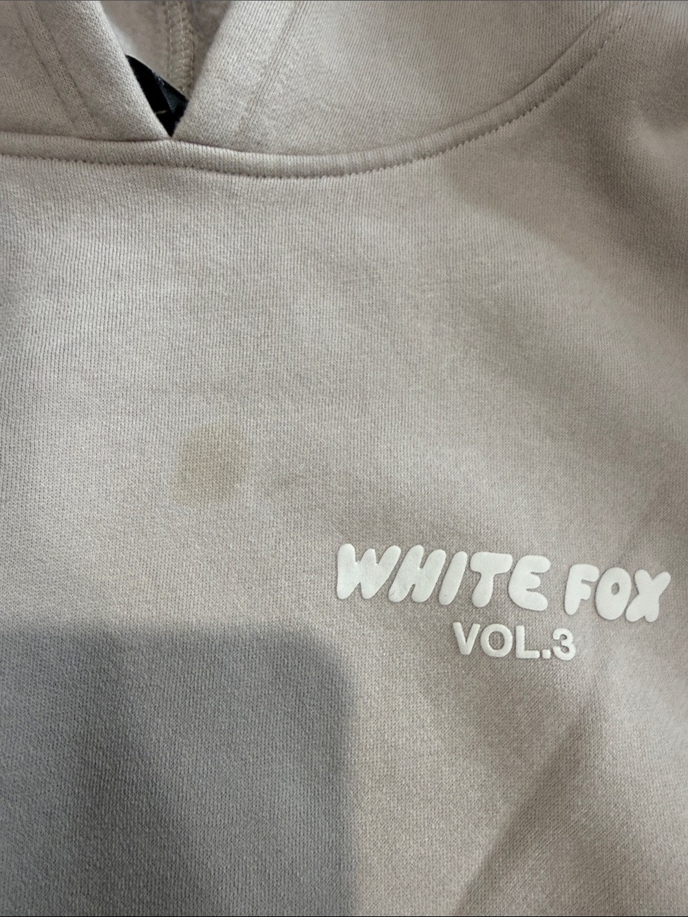 White Fox Boutique Cream Vol.3 Sweatshirt & Joggers Set notice 2 stains - Picture 8 of 10